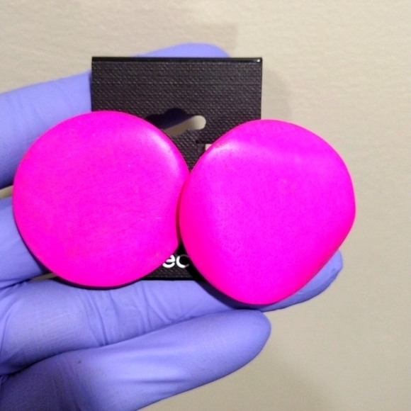 Elegant Pink Rare Circle Design Clip-On Earrings –Stylish Bold Statement Jewelry - Picture 3 of 7